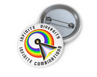 Könnte beinhalten: Ein weißer Knopf mit einem Regenbogenkreis und einem schwarzen Dreieck darin. Der Text "Infinite Diversity Infinite Combinations" umgibt den Kreis. Der Text "Diversity" befindet sich oben am Kreis und der Text "Combinations" unten am Kreis.