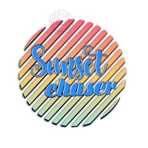 Peut inclure: Graphisme avec l'inscription "Sunset Chaser" en bleu sur un fond circulaire de rayures diagonales rouges, oranges, jaunes et vertes. Le design a un effet 3D.