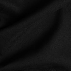 Puede incluir: Primer plano de una tela negra con una textura lisa y uniforme. La tela est&aacute; ligeramente arrugada, creando un patr&oacute;n sutil.