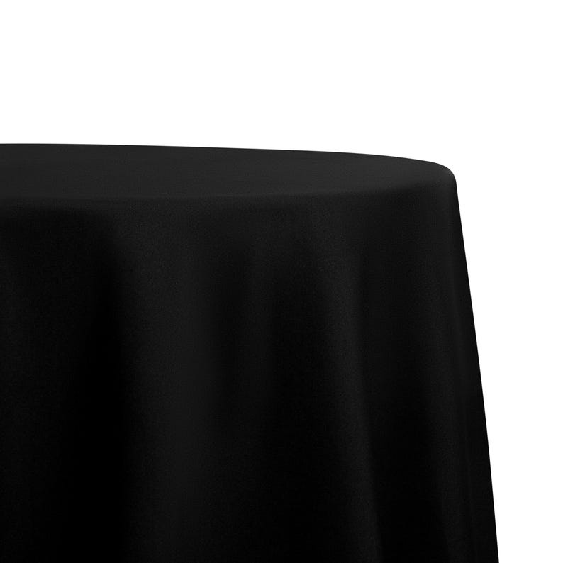 Puede incluir: Un mantel redondo negro, perfecto para una cena formal o una ocasi&oacute;n especial.
