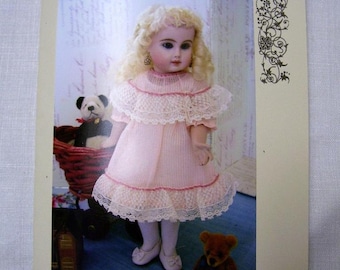 Könnte beinhalten: Ein Schnittmuster für eine einfache Garderobe für eine 20 cm große Puppe. Das Schnittmuster stammt von House of Biscotti. Das Bild zeigt eine Puppe, die ein rosa Kleid mit Spitzenbesatz und einen Teddybär trägt.