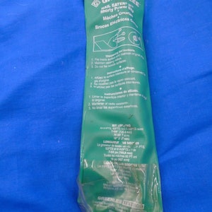 Puede incluir: Brocas cortas Greenlee Nail Eater en un paquete de pl&aacute;stico verde y blanco. El paquete incluye instrucciones para afilar las brocas. Las brocas tienen 193,8 mm de largo y 3,7 mm de di&aacute;metro.