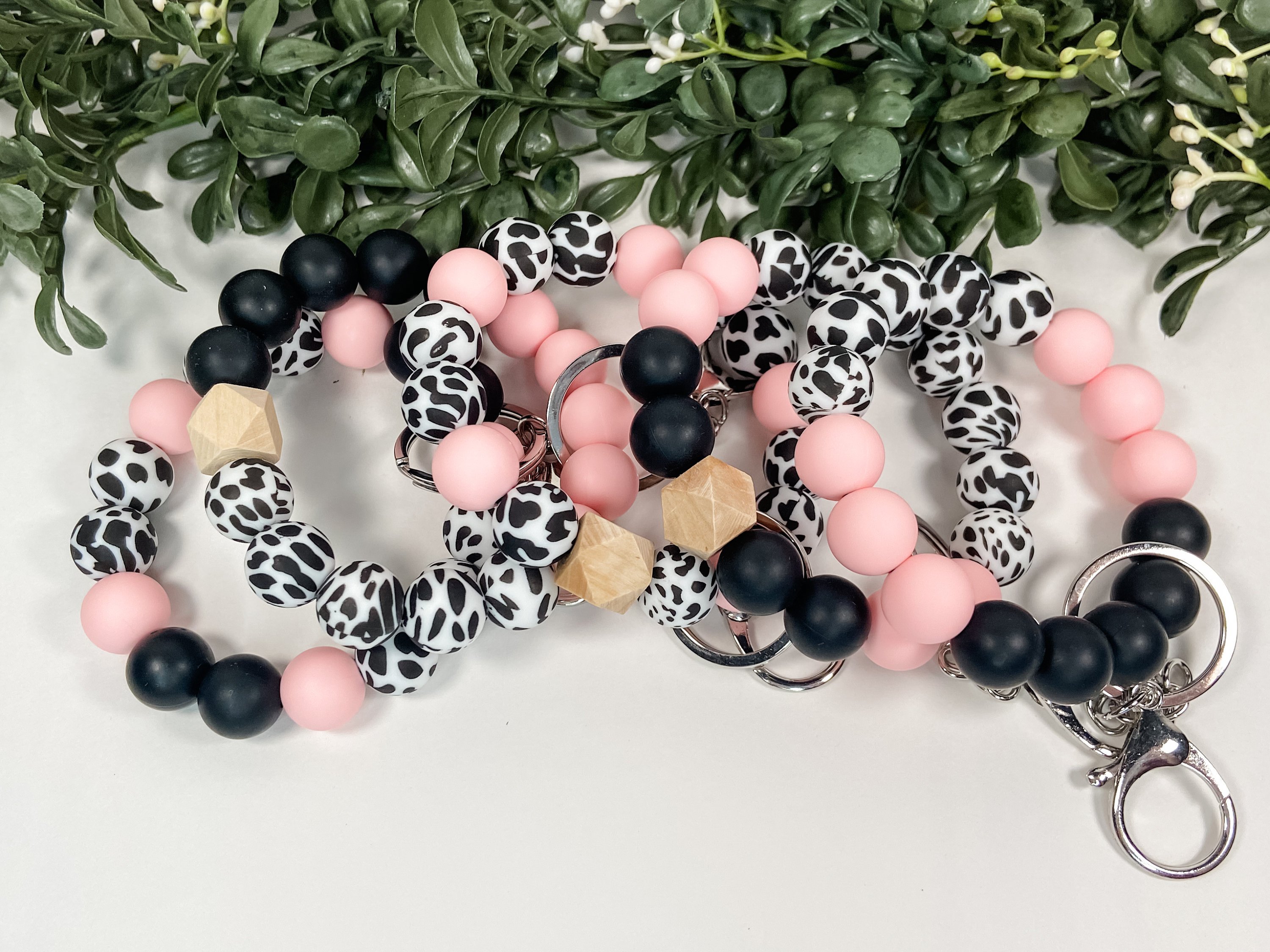 Silicone Bead Wristlet Cow Print & Pink Beads Keychain Stretchy Elastic Beaded Key Ring Boho Bangle Bracelet Car Keys Accessory