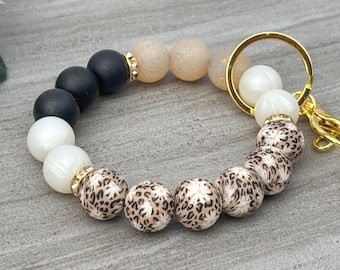 Leopard Print Daisy Beaded Wristlet Keychain Silicone Bead Bracelet Boho Key Ring, for Mom New Driver Gift Clip On Purse Bag Backpack