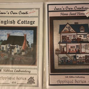 Op de afbeelding: Twee rechthoekige knutselpatroonpakketten getiteld Joan's Own Creation. Het linkerpakket toont een English Cottage-ontwerp, terwijl het rechterpakket een Home Sweet Home poppenhuisinterieur weergeeft. Beide zijn zijden lint borduurwerk.
