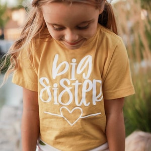 Olive Loves Apple Big Sister Heart Sibling Reveal and Birth Announcement T-Shirt for Baby and Toddler Girls Sibling Outfits