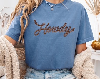 Howdy Rope Script Shirt for Men and Women | Trendy Country Music Oversized T-Shirt | Western Vintage Graphic Tee for Cowboy & Cowgirl
