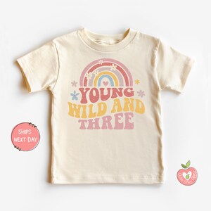 Young Wild and Three Groovy Rétro Rainbow Girls 3ème anniversaire Chemise pour les petites filles Troisième anniversaire Tenue Young Wild and Three Baby Girls