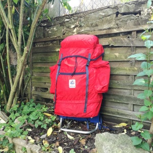 Peut inclure: Un sac à dos de randonnée rouge et bleu avec le mot "Lafuma" imprimé sur le devant.
