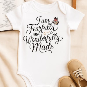 Babybody – ”Jag är skapad med fruktan och underverk” – Kristen babyshowergåva, bibeloutfit, dop- och invigningskläder