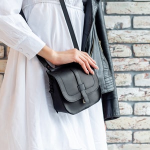 Kleine Geldbörse, Umhängetasche aus Leder, kleine Tasche für das Nötigste. Umhängetasche in 10 Farben, Leder Geldbörse, Damen Handtasche, Geschenk für Frau