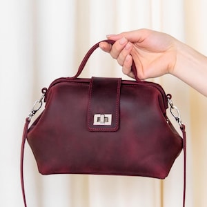 Doktortasche aus Leder weinrot, Geschenk für Mama, Geburtstagsgeschenk für Sie, kleine Umhängetasche, Vintage Schultertasche aus Leder, Geburtstagsgeschenk für sie