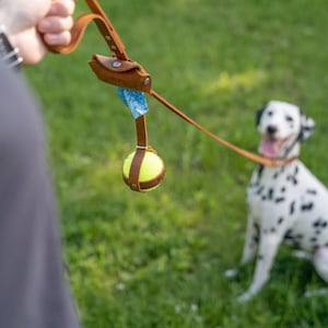 Porte-balle, porte-balle de jeu de chien fait à la main, porte-chien pour balle en cuir, sangle de chien personnalisée image 1