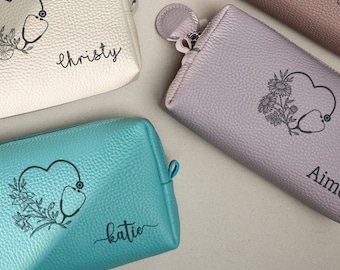 Neceser personalizado para enfermeras, neceser de cuero con estetoscopio, flor del mes de nacimiento, regalo personalizado de graduación para enfermeras, regalo para enfermeras registradas