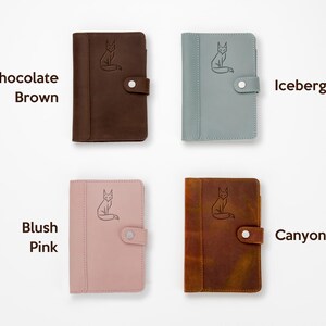 Pode incluir: Quatro cadernos de couro em v&aacute;rias cores: castanho chocolate, iceberg, rosa blush e canyon. Cada caderno apresenta uma ilustra&ccedil;&atilde;o de raposa e um fecho de bot&atilde;o. As cores s&atilde;o rotuladas com o texto: "Chocolate Brown", "Iceberg", "Blush Pink" e "Canyon".
