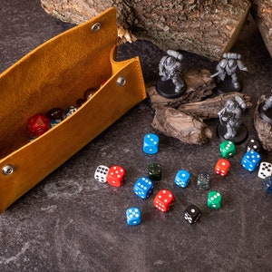 D&D Würfeltasche, personalisierte Würfeltasche aus Leder. Kleine Tasche für dnd Würfel. Kompakte tragbare Würfeltasche. Geschnittenes Weihnachtsgeschenk für dnd-Spieler