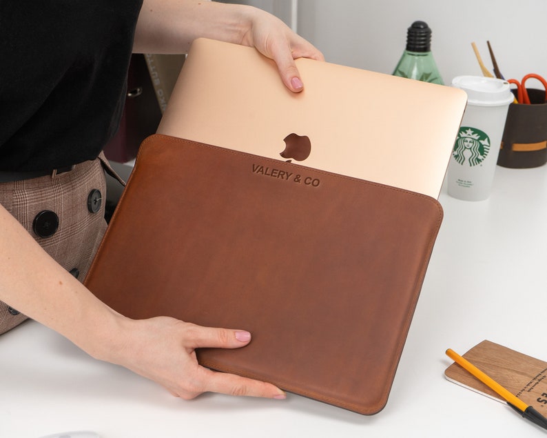 MacBook Pro / Air 13' 14' 16' housse dordinateur portable en cuir, étui en cuir pour ordinateur portable, pochette personnalisée pour ordinateur portable, pochette de protection, cadeaux monogrammés image 2