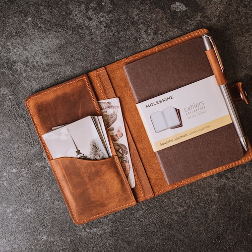 Tintris Journal Cover voor 5 x 8 A5 Moleskine LEUCHTTURM Notebooks Tijdschriften Planners Schetsboeken Juridische pads met pennenhouder Elastische Band, Waterbestendig Notebook Cover, Stijlvol gewaxt