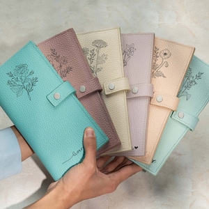 Flor de nacimiento de abril, titular de pasaporte de viaje, billetera de viaje, regalo personalizado, regalos para ella