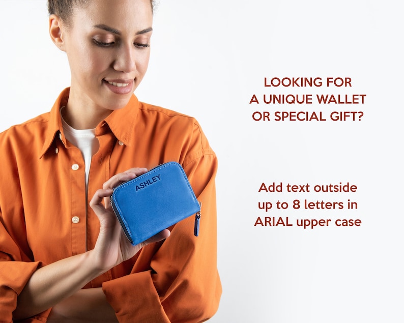 Op de afbeelding: Een klein blauw leren portemonnee met een ritssluiting. De portemonnee heeft de naam "ASHLEY" erop gegraveerd. De tekst "LOOKING FOR A UNIQUE WALLET OR SPECIAL GIFT? Add text outside up to 8 letters in ARIAL upper case" is zichtbaar op de achtergrond.