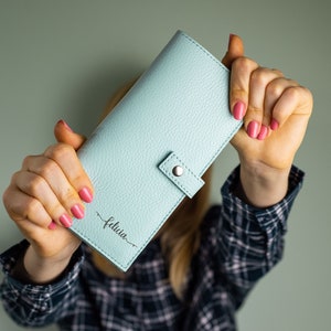 Organizador de cuero para billetera de viaje personalizada, regalo para Nana, billetera de viaje de cuero azul claro, porta pasaporte con nombre, regalo de graduación