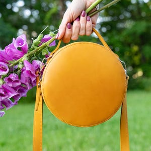 Leather circle crossbody, Round leather bag woman, Circle leather bag, Round crossbody bag, Zippered circle purse, Round purse bag