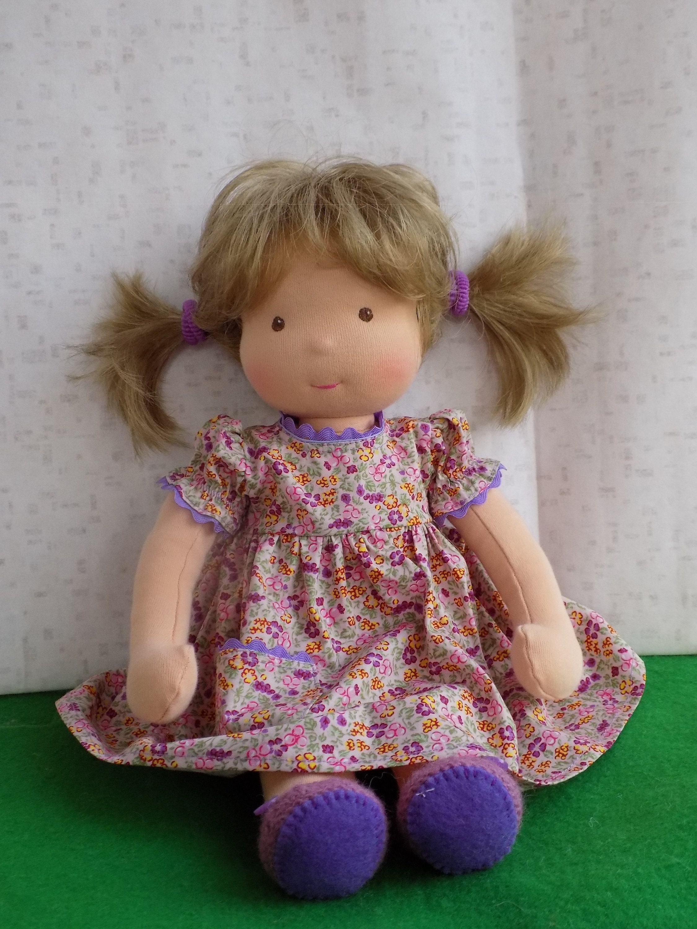 Handgemachte Waldorf Stoffpuppe mit braunen Augen | Etsy