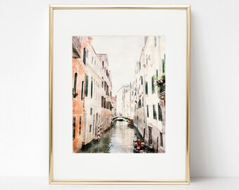 以下が含まれることがあります： イタリアのヴェネツィアの狭い運河を描いた水彩画。運河は背の高いカラフルな建物に囲まれています。水の中にゴンドラが見えます。