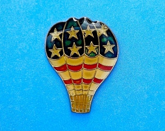 PATRIOTIC BALLOON PIN / vintage pin enamel pin 80s 80's pin hat tac pinback button jacket pin gift present lapel pin hot air balloon usa