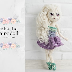 Può includere: Una bambola fata all'uncinetto fatta a mano, con lunghi capelli bianchi e una gonna viola. La bambola ha un corpetto verde, blu e viola e indossa ballerine verdi. Il testo "Julia the fairy doll CROCHET PATTERN" è visibile.