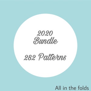 Könnte beinhalten: Ein weißer Kreis mit dem Text "2020 Bundle 282 Patterns" in Grau auf hellblauem Hintergrund. Der Text "All in the folds" befindet sich unterhalb des Kreises.