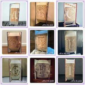 Può includere: Nove sculture di libri, ciascuna piegata per formare una lettera diversa dell'alfabeto, dalla A alla I. Le sculture sono realizzate con libri antichi le cui pagine sono piegate e tagliate per creare le lettere. Le lettere sono tutte in uno stile simile, con un design floreale decorativo.