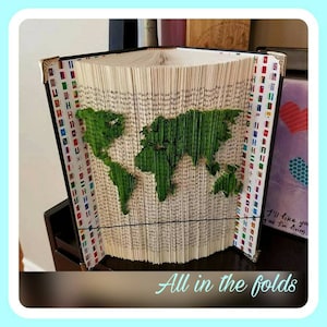 Motif de coupe et de pliage de la carte du monde