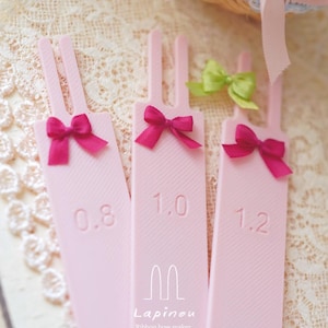Ribbon bow maker