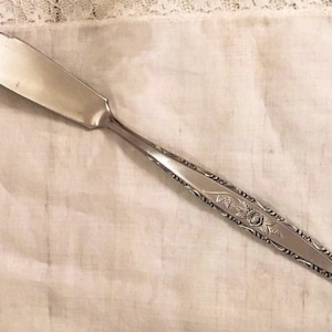 Retro Butter Knife, mid Century Rose Pattern Flatware, 1960s Rose Cutlery, Butter Spreader, Retro Silverware, Charcuterie Accessory
