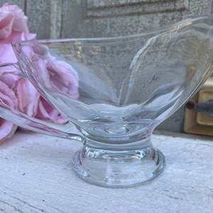 Vintage glazen juskom, glazen serveerschaal, helderglazen juskom, zware glazen juskom op voetstuk