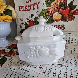VINTAGE White Gravy Boat, White Tureen, Ceramic White Bowl, Shabby Chic, Farmhouse Decor, Embossed Fruit Bowl and Lid, White Soup Server