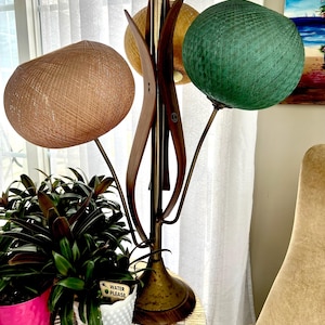 Lampade da tavolo vintage retrò in vimini a forma di tulipano e noce, interruttore a 3 vie, 3 luci - 2 funzioni, paralumi in vimini, componenti originali.