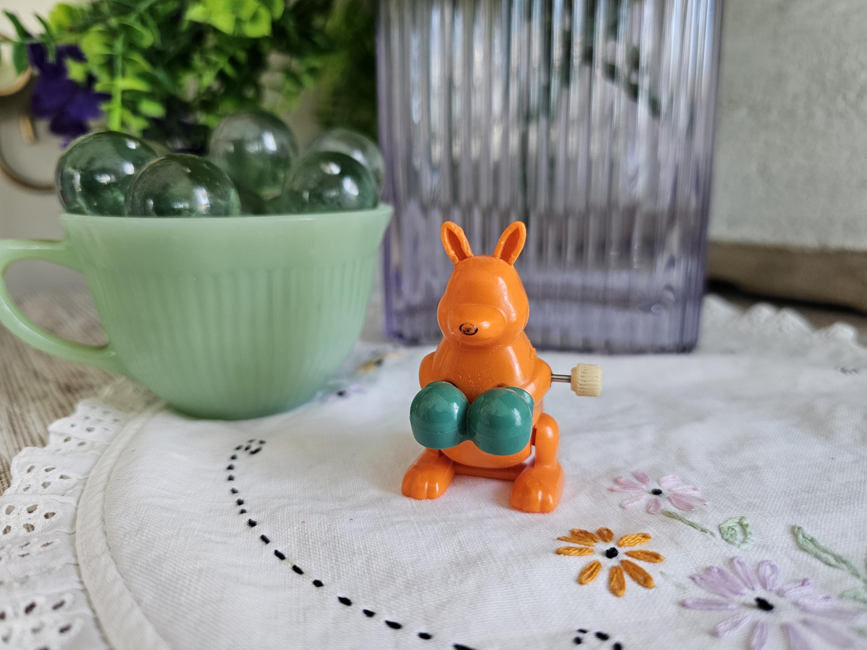 Kangaroo ジャンプキュー RARE Wind up Toys Boxing Kangaroo, Orange and Green Boxing Gloves