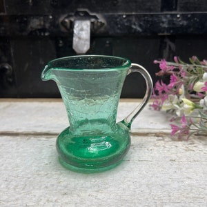 VINTAGE Lattiera in vetro verde, vetro verde soffiato a mano, vetro verde craquelé, piccola brocca