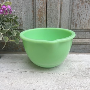 VINTAGE JADEITE BOWL with Spout, Farmhouse Decor, Jadeite Collection, Jadeite Mixing bowl, No handle