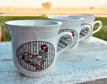 Vintage weiße Kaffeetassen, weiße Tassen, Hühnerbecher, Hühnerkaffeetasse. Hühnerliebhaber, Bauernhausdekor, schwarz weiße Hühnertassen