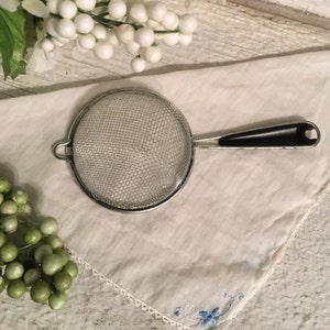 VINTAGE Mini Sieve, Hand Sifter, Tea Strainer, Flour Sifter, Kitchen Gadget, Black Handle, Vintage Gadget