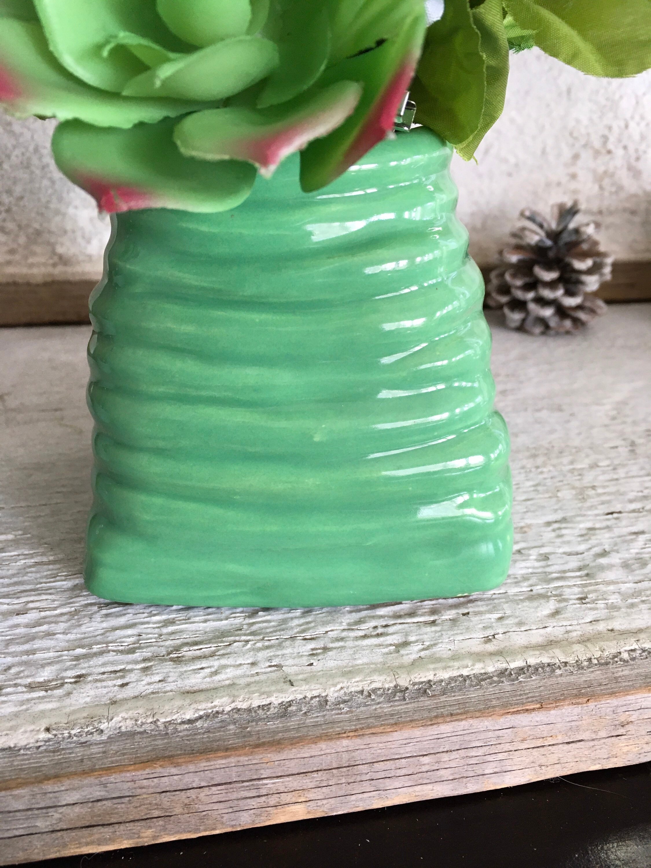 手作りの緑の蜂の巣の陶器の花瓶、素朴な緑の花瓶、陶器の緑の