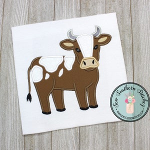 Puede incluir: Vaca marrón y blanca con manchas blancas, de pie sobre un fondo blanco. La vaca tiene la nariz marrón y las pezuñas negras.