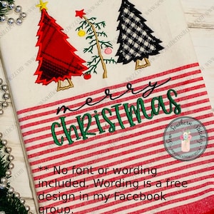 Op de afbeelding: Borduurwerk van drie kerstbomen met de tekst "merry christmas" op een rood-wit gestreepte stoffen achtergrond. De tekst "No font or wording included. Wording is a free design in my Facebook group." is ook inbegrepen.