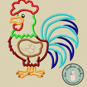Peut inclure: Broderie représentant un coq rouge, vert, marron, bleu et turquoise avec une grande queue. Le motif comprend le texte "Sew Southern Stitchez" et une adresse de site web.