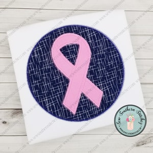 Könnte beinhalten: Ein rosa Band auf einem blauen und weißen gemusterten Kreis. Der Kreis ist von einem weißen Hintergrund umgeben.
