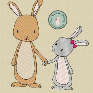 Può includere: Due coniglietti ricamati che si tengono per mano. Il coniglio più grande è marrone e quello più piccolo è grigio con un fiocco rosa.