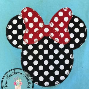 Puede incluir: Tela de lunares negros y blancos con un lazo rojo, cosido en forma de orejas de Mickey Mouse. La tela está cosida alrededor de los bordes. La imagen incluye el texto "Sew Southern Stitches. www.sewsouthernstitches.com"